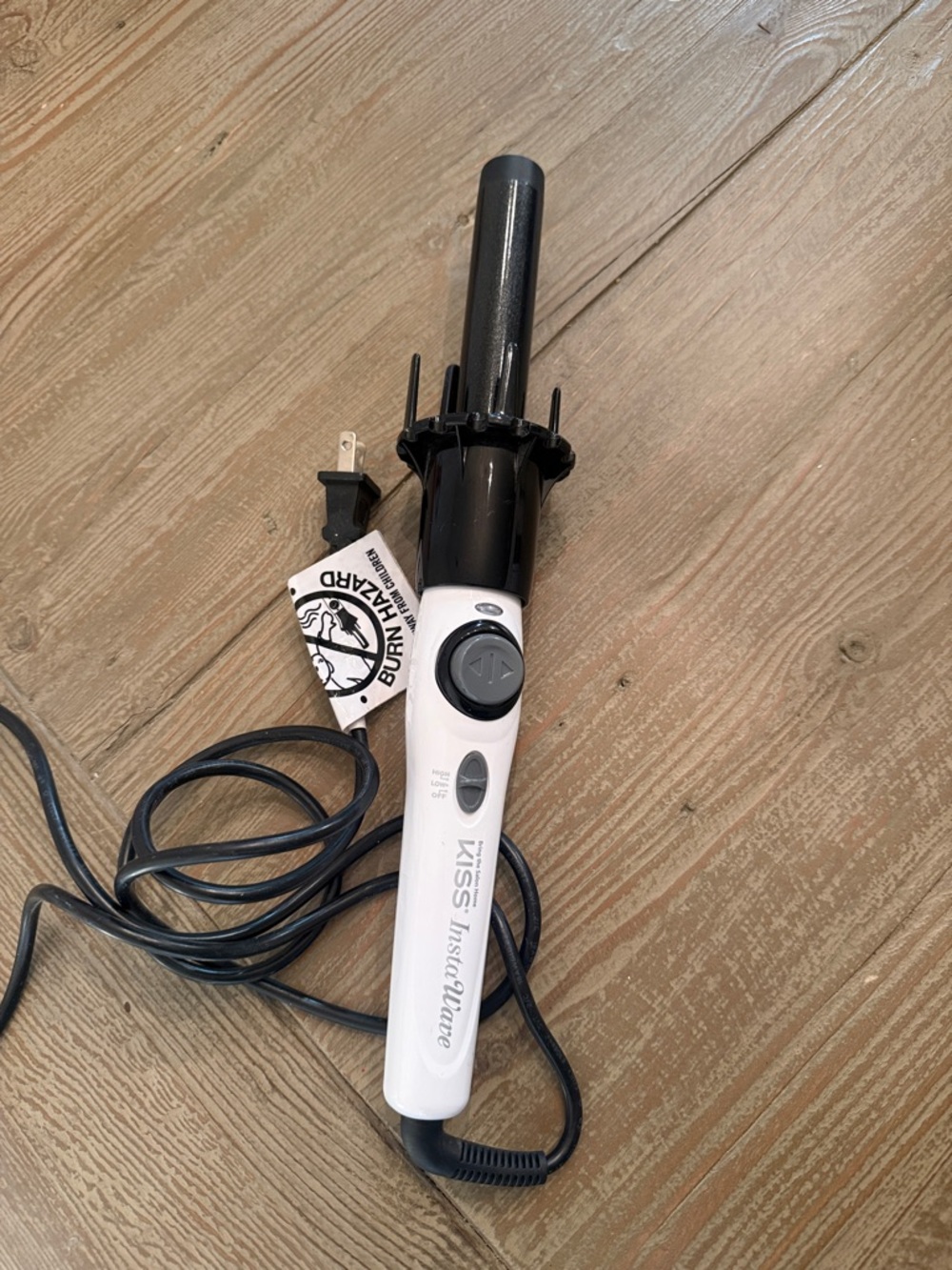 Kiss Instant Wave Styling Iron in White and Black